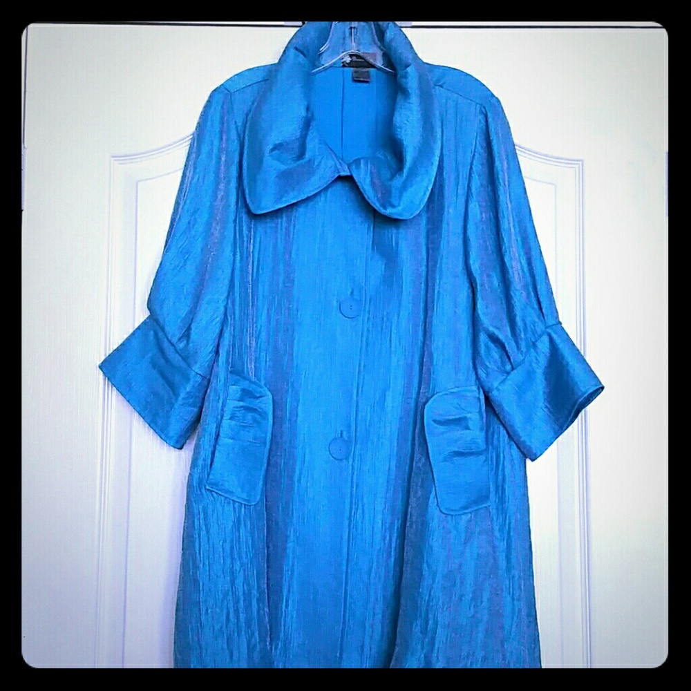 Light coat with pockets, size large.